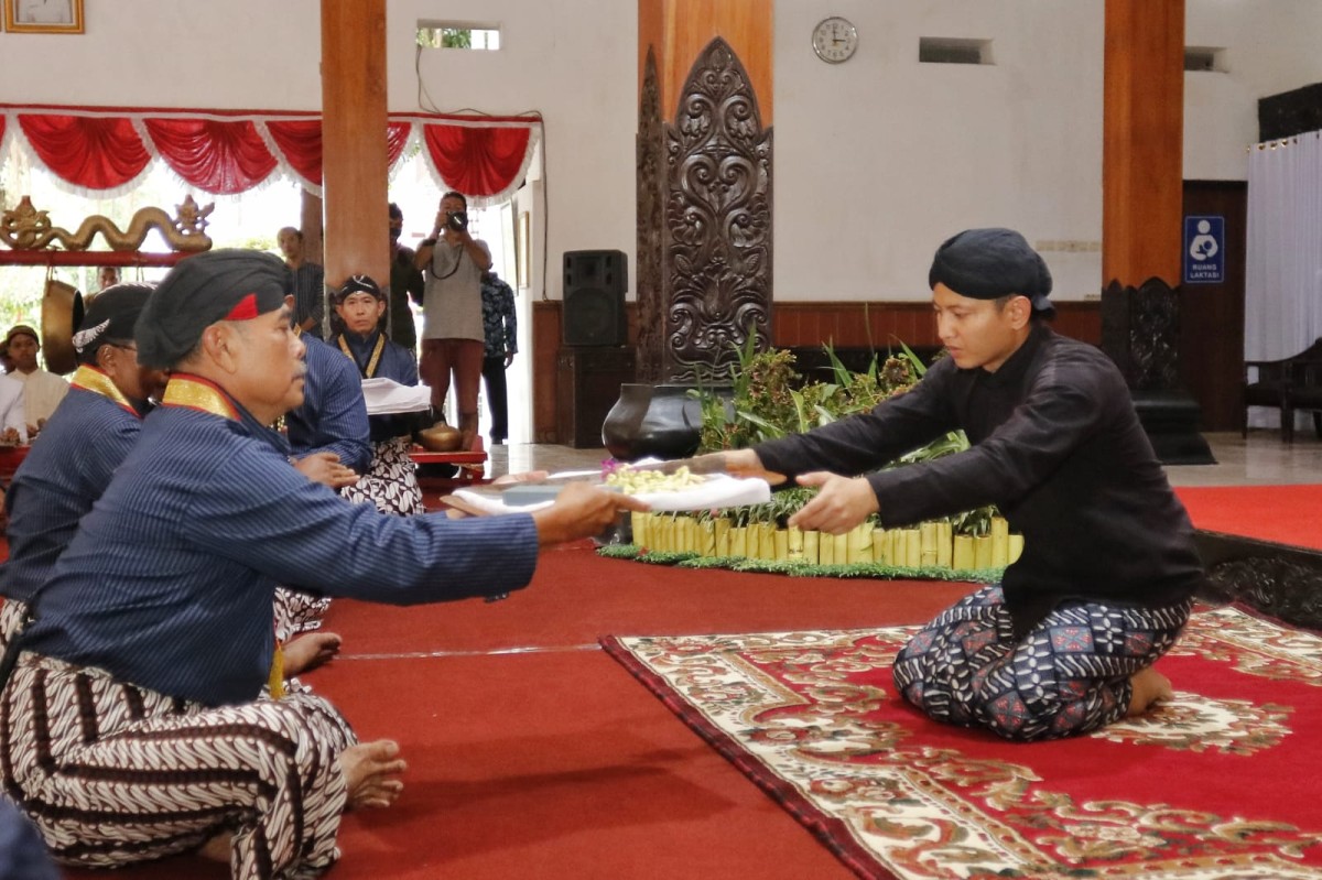 Bupati Trenggalek Mochamad Nur Arifin saat melepas kirab mahesa. (Foto: Prokopim Pemkab Trenggalek/jatimnow.com)