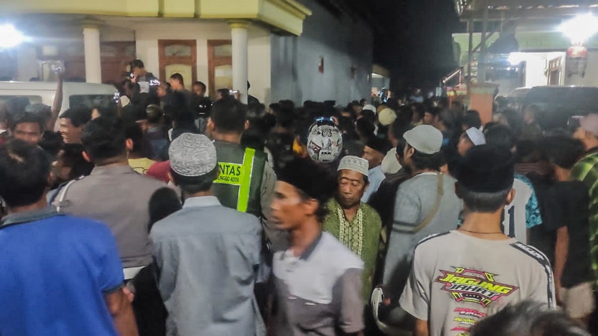 Ratusan warga mengepung rumah Kepala Desa Pesisir. (Foto-foto: Mahfud Hidayatullah/jatimnow.com)