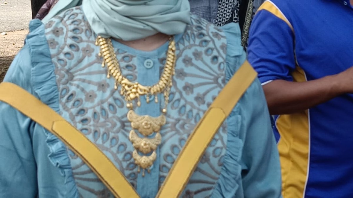 Perhiasan yang dikenakan warga Gili Ketapang. (Foto: Mahfud Hidayatullah/jatimnow.com)