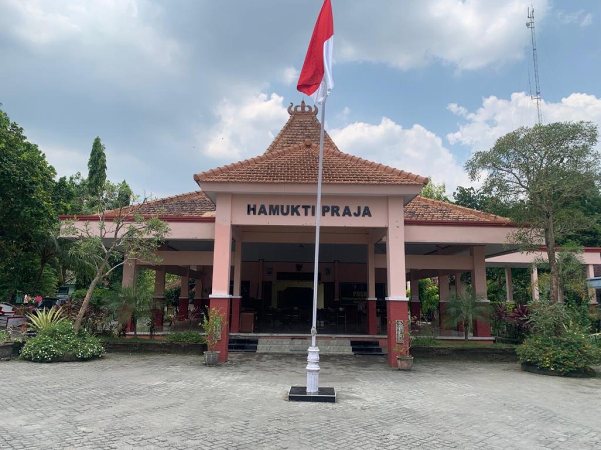 Pendopo kecamatan sambeng dimana tiap sudutnya terdapat burung alam yang dipelihara. (foto : Adyad Ammy Iffansah/jatimnow.com)