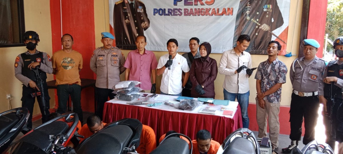 Polisi mengumumkan 8 tersangka kasus carok Bangkalan. (Foto: Humas Polres Bangkalan)