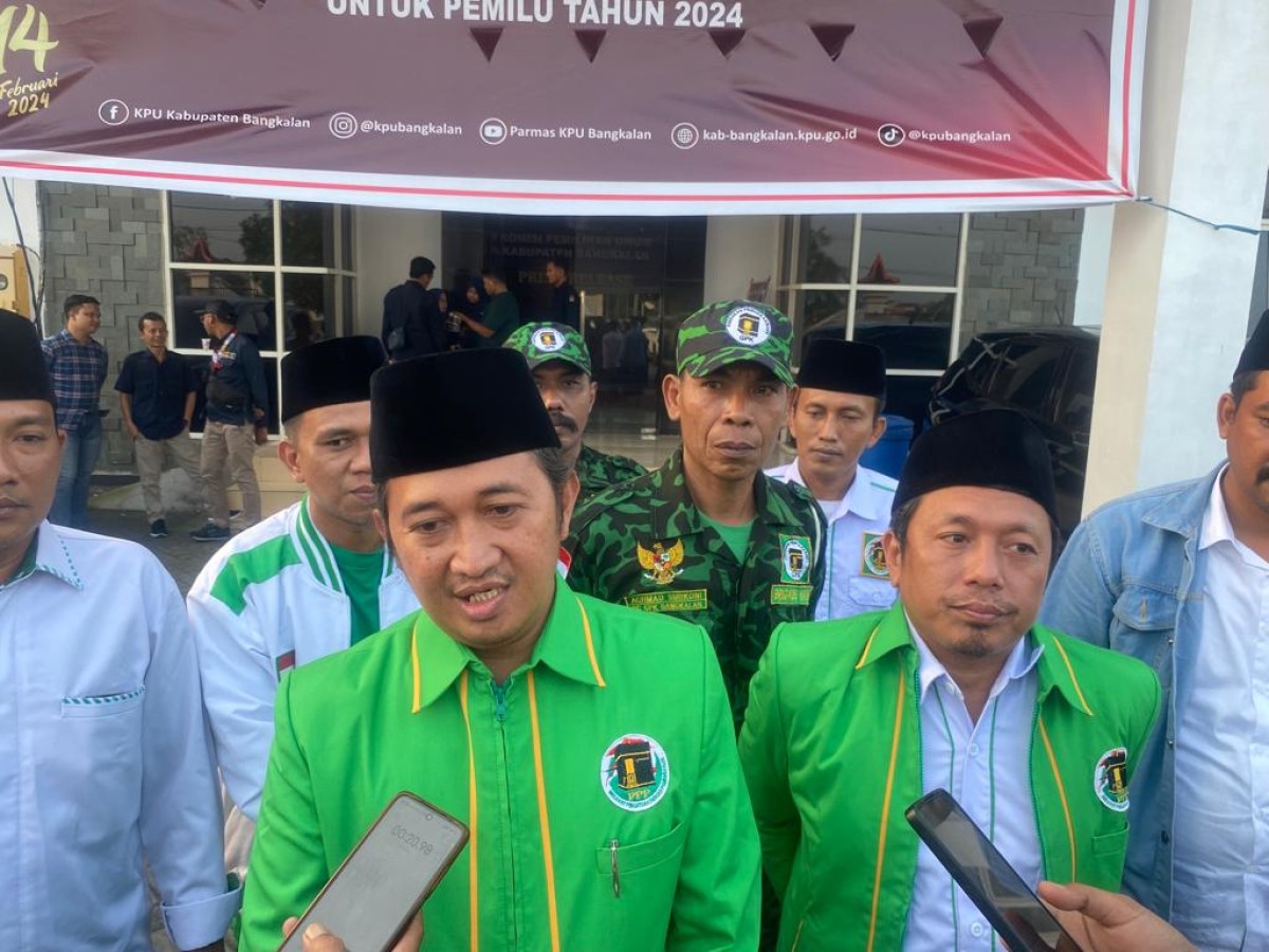 Ketua DPC PPP Bangkalan, Ra Hasbullah (tengah). (Foto: Latif for jatimnow.com)