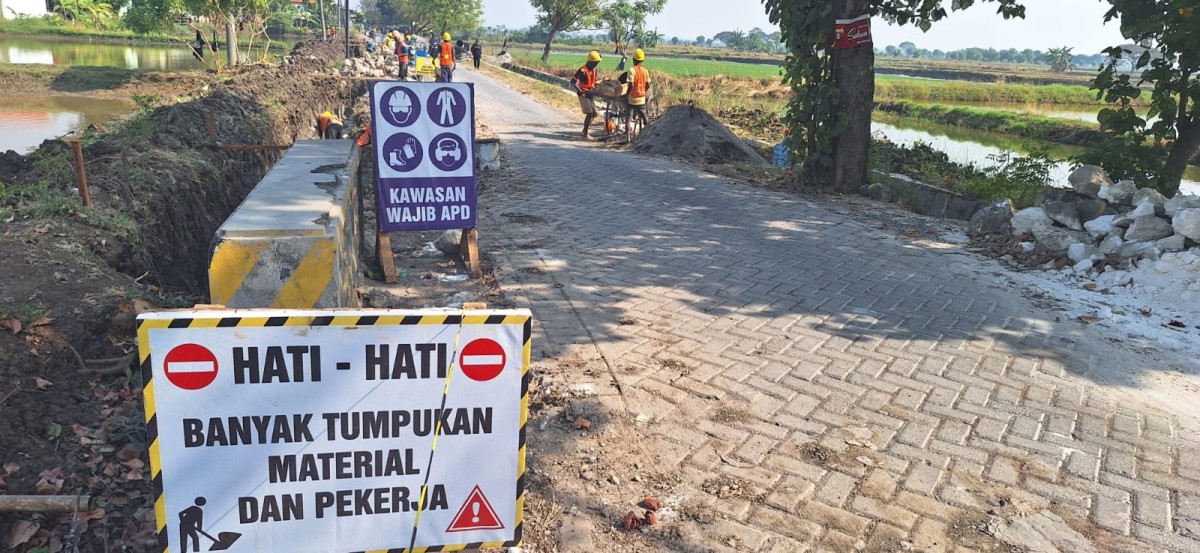 Proses perbaikan jalan di Kabupaten Gresik (Foto-foto: Humas Pemkab Gresik)
