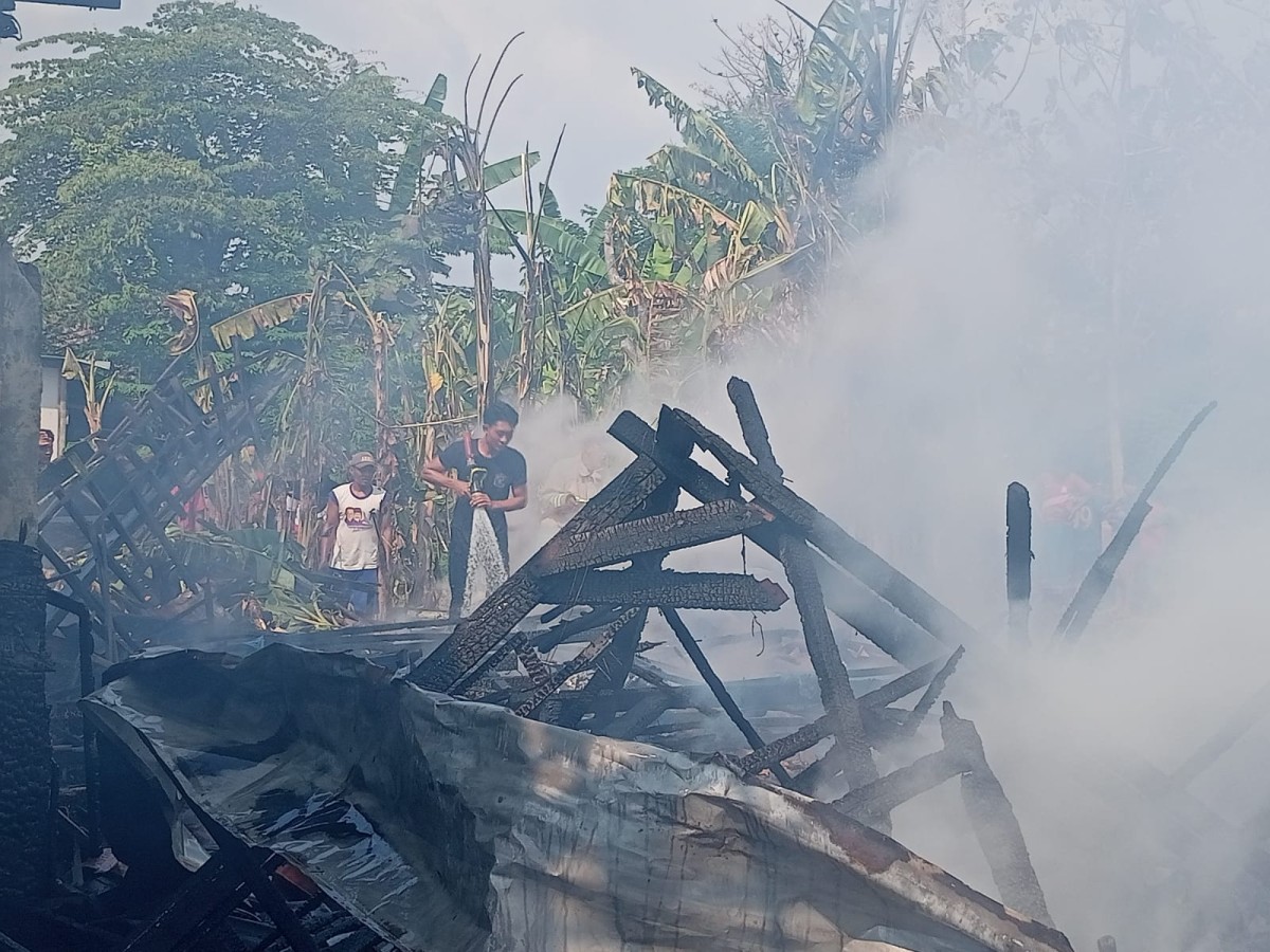 Proses pemadaman api yang membakar rumah Sunaryo. (Foto: Adyad Ammi/jatomnow.com)
