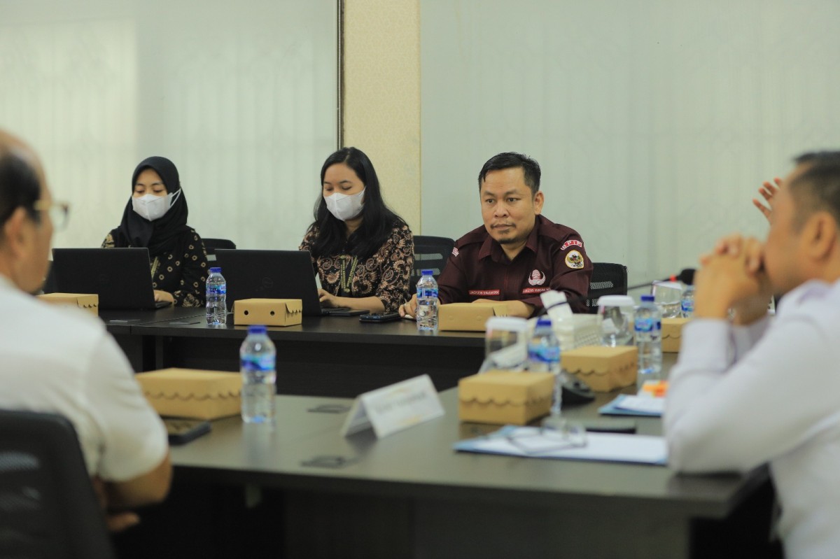Kanwil Kemenkumham Jatim saat menerima kunjungan kerja Deputi Bidang Hukum, Advokasi dan Pengawasan Regulasi, Badan Pembinaan Ideologi Pancasila (BPIP), Kemas Akhmad Tajuddin. (Foto: Humas Kemenkumham Jatim)
