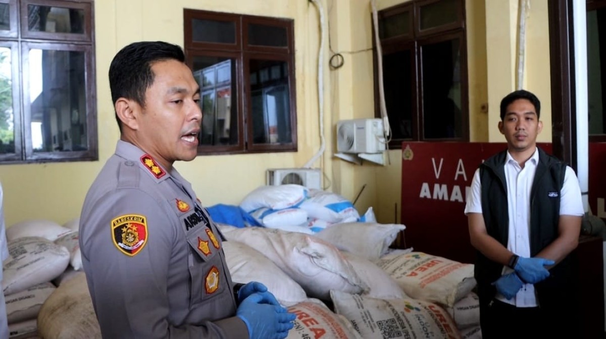 Pres rilis kasus penimbunan pupuk bersubsidi. (Foto: Humas Polres Probolinggo)