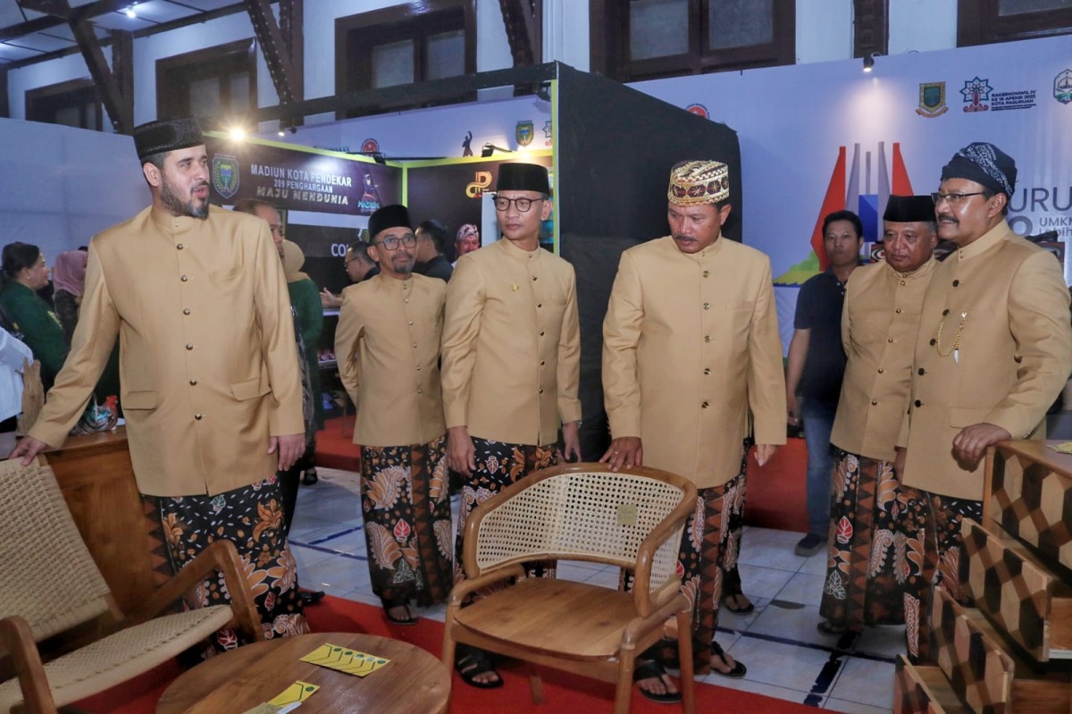 Wali Kota Pasuruan Saifullah Yusuf saat mengunjungi stand UMKM di acara Pasuruan City Expo. (Foto: Humas Pemkot Pasuruan/jatimnow.com)