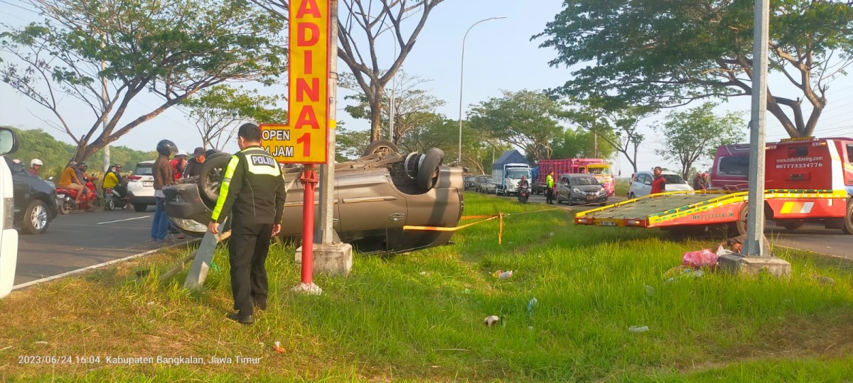 Mini bus terguling akibat pecah ban di Bangkalan