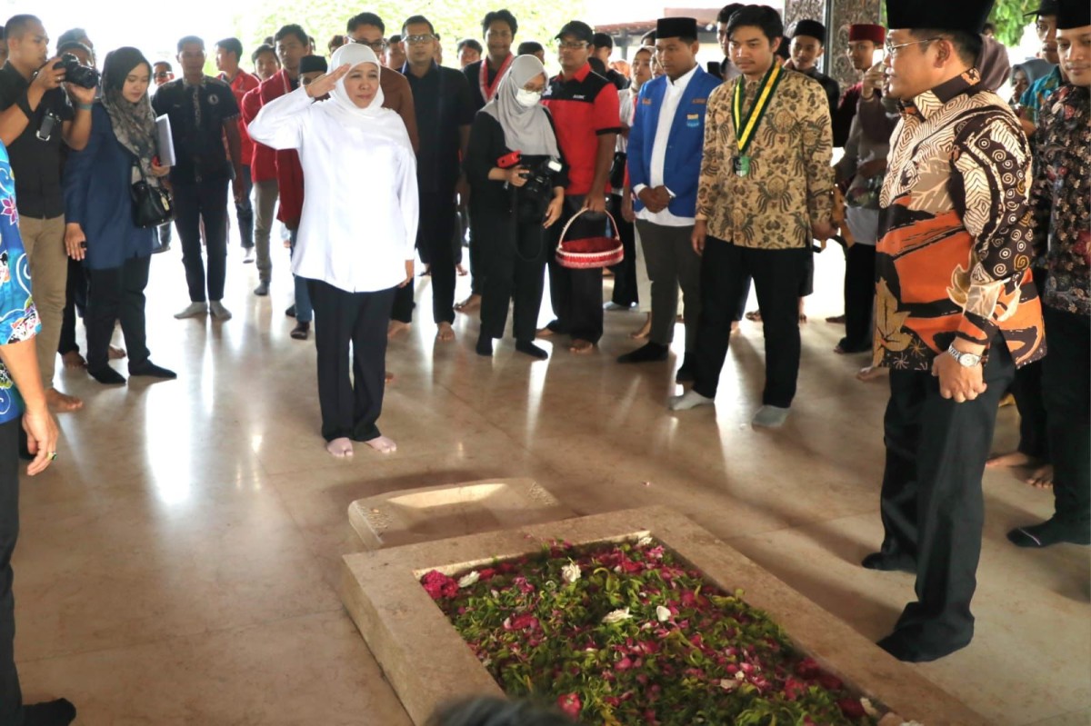 Khofifah saat ziarah ke makam Bung Karno (Foto-foto: Humas Pemprov Jatim for jatimnow.com)