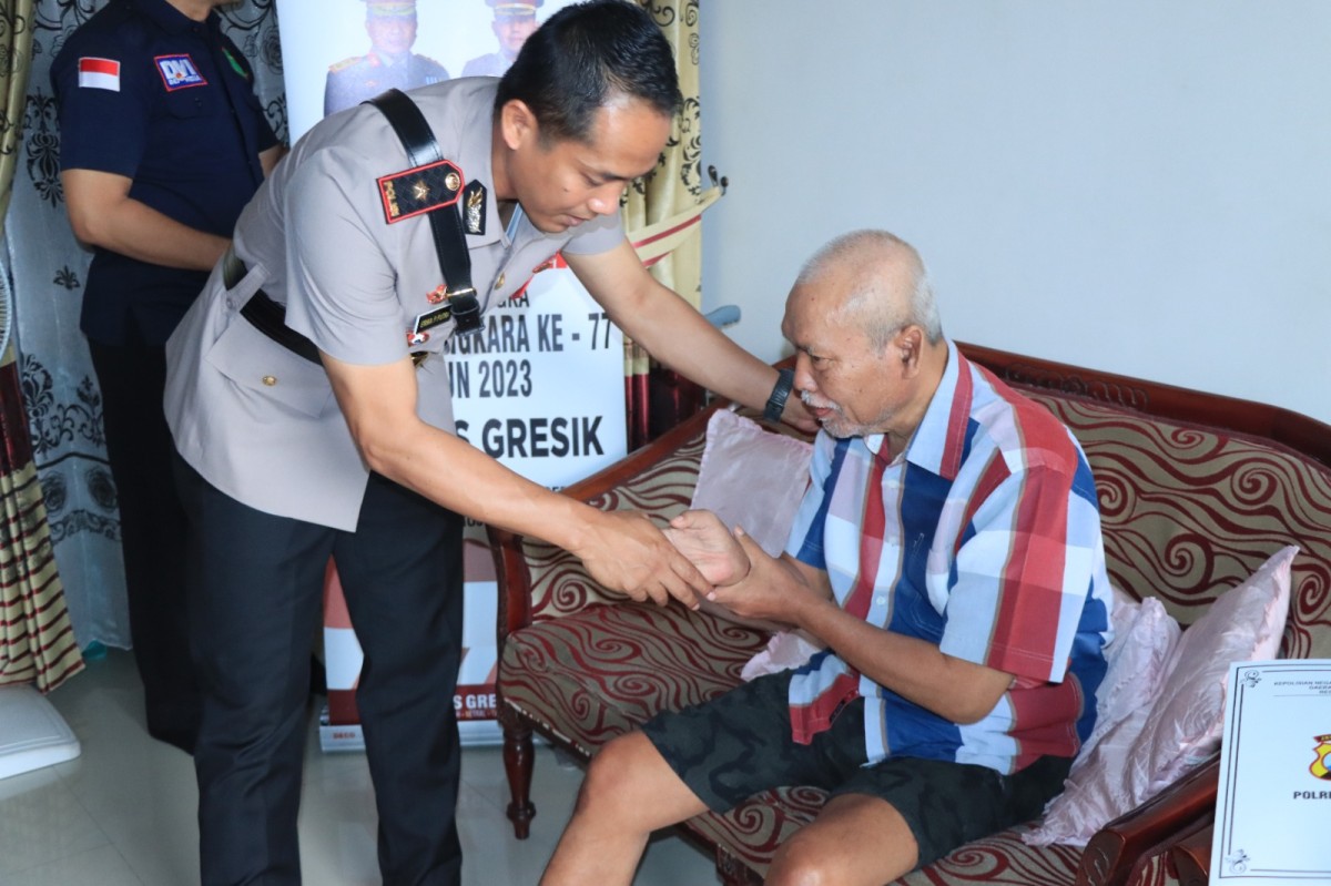 Wakapolres Gresik Kompol Erika Purwana saat menjenguk anggotanya yang sedang sakit (Foto-foto: Humas Polres Gresik for jatimnow.com)