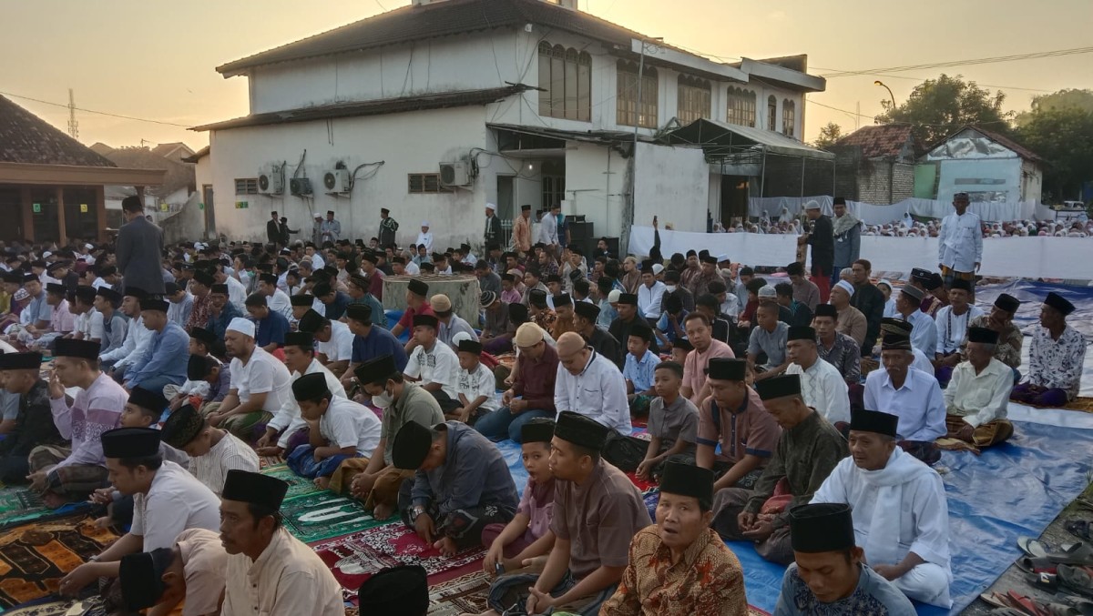 Warga sedang melaksanakan Salat Idul Adha. (Foto: Fathur Rahman/jatimnow.com)
