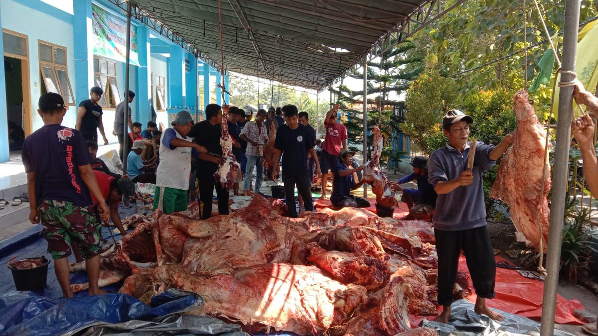 Pemotongan hewan kurban di Bangkalan. (Foto: Fathor Raman/jatimnow.com)