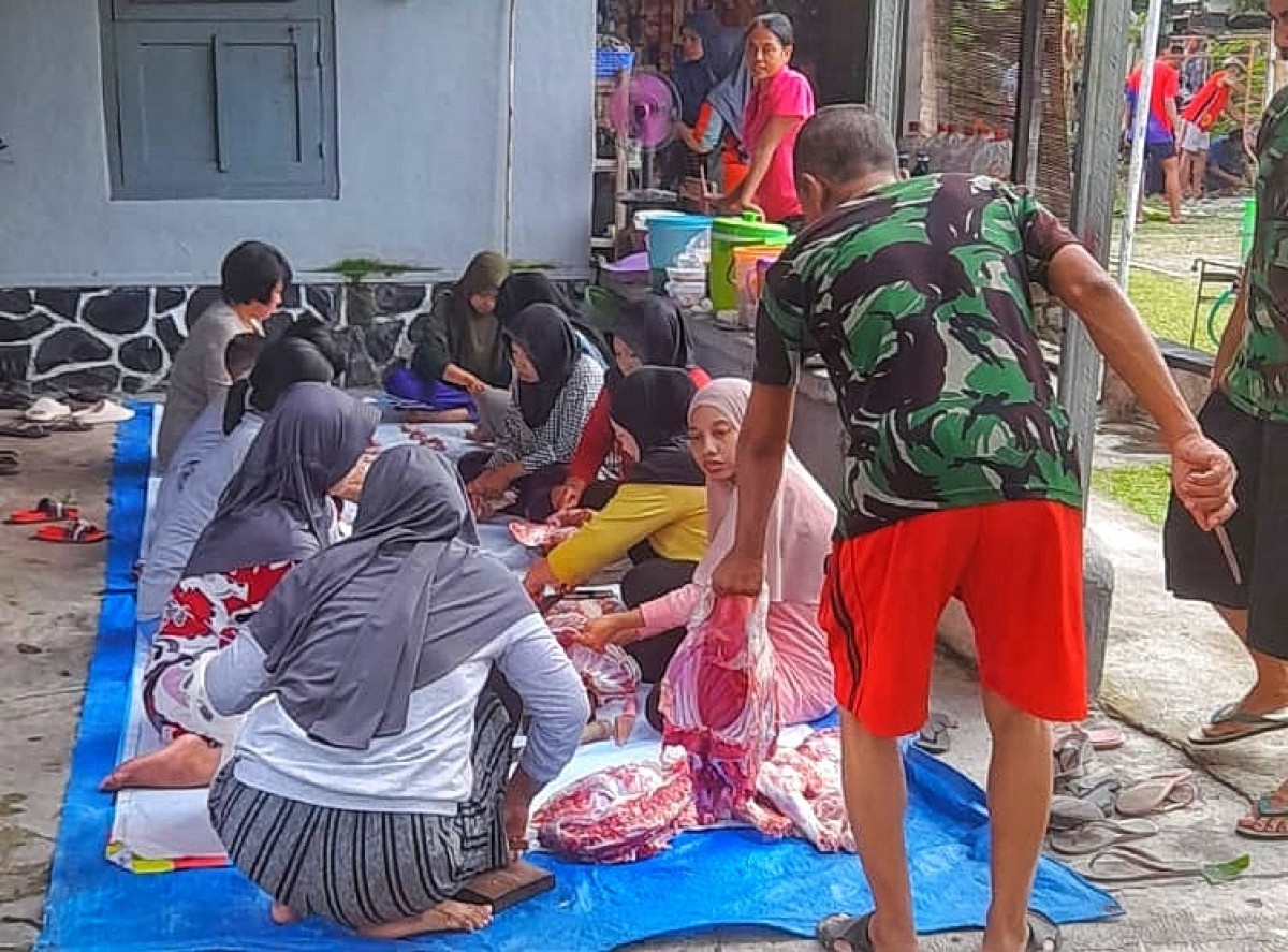 Ibu-ibu Jalasenastri TNI AL Lanudal Juanda RT 05 RW 01 saat memotong daging hewan kurban. (Foto: Susiani for jatimnow.com)