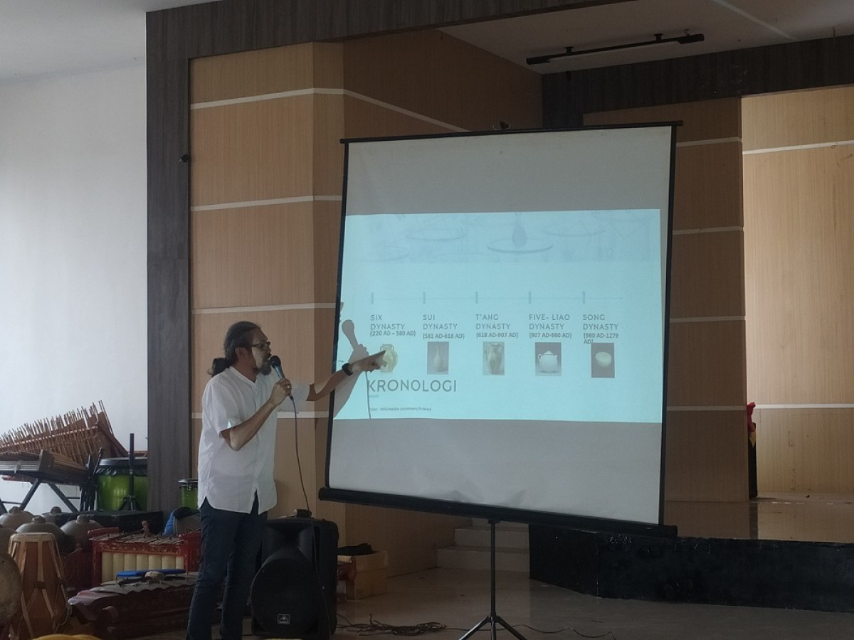 Paparan arkeolog soal hasil kajian koleksi keramik Museum Sunan Drajat Lamongan. (Foto: Adyad Ammy Iffansah/jatimnow.com)