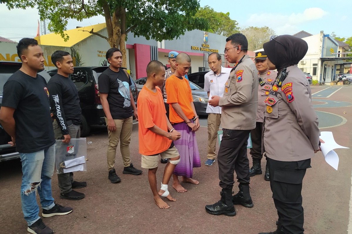 Dua pelaku pencurian sapi diamankan polisi. (Foto: Yisa for jatimnow.com)