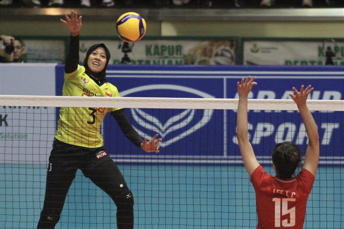 Tim Voli Putri Indonesia (kuning) saat melawan Makau. (Foto: Sahlul Fahmi/jatimnow.com)