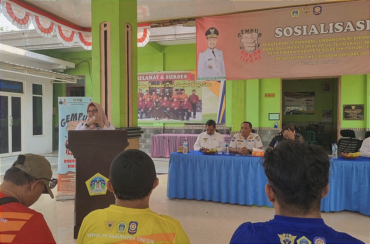 Satpol PP Kabupaten Gresik saat melakukan sosialisasi di Balai Desa Sumput, kecamatan Driyorejo, Gresik. (Foto: Humas Pemkab Gresik/jatimnow.com)