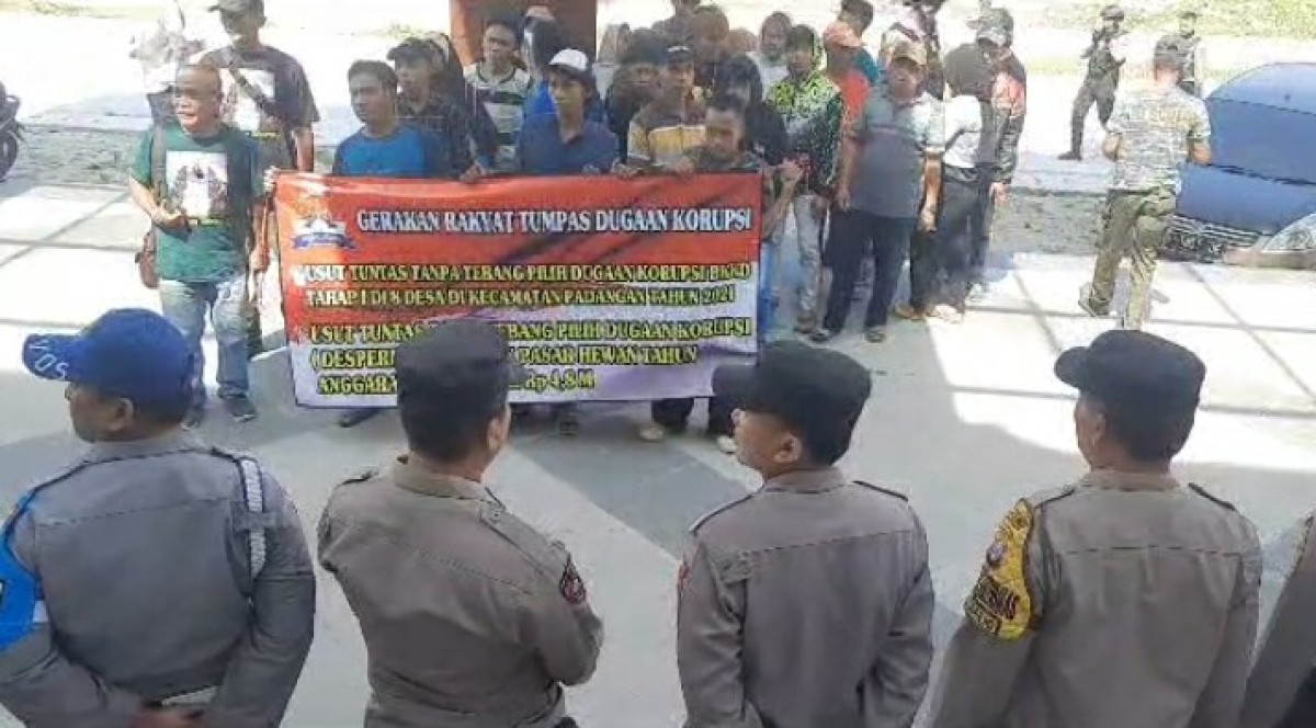 Massa aksi damai saat tiba di depan gedung DPRD Bojonegoro. (Foto: Misbahul Munir/jatimnow.com)