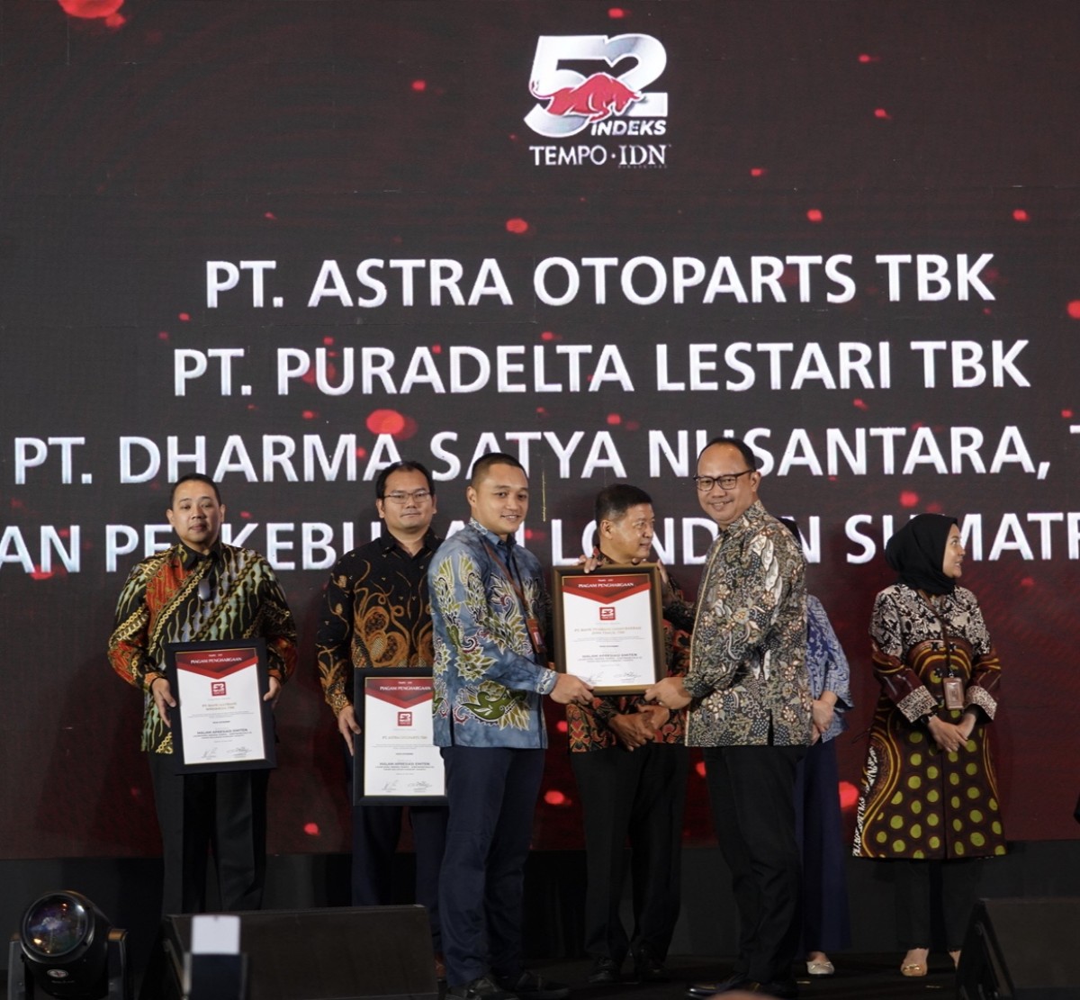 Bankjatim meraih penghargaan dalam acara Malam Apresiasi Emiten: Launching Indeks Tempo-IDNFinancials 52. (Foto: bankjatim/jatimnow.com)