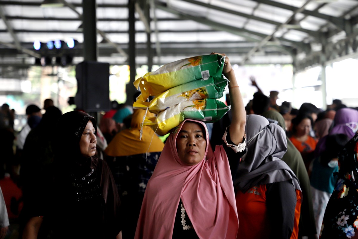 Tekan Inflasi, Gerakan Pangan Murah di Surabaya Diserbu Ribuan Pembeli