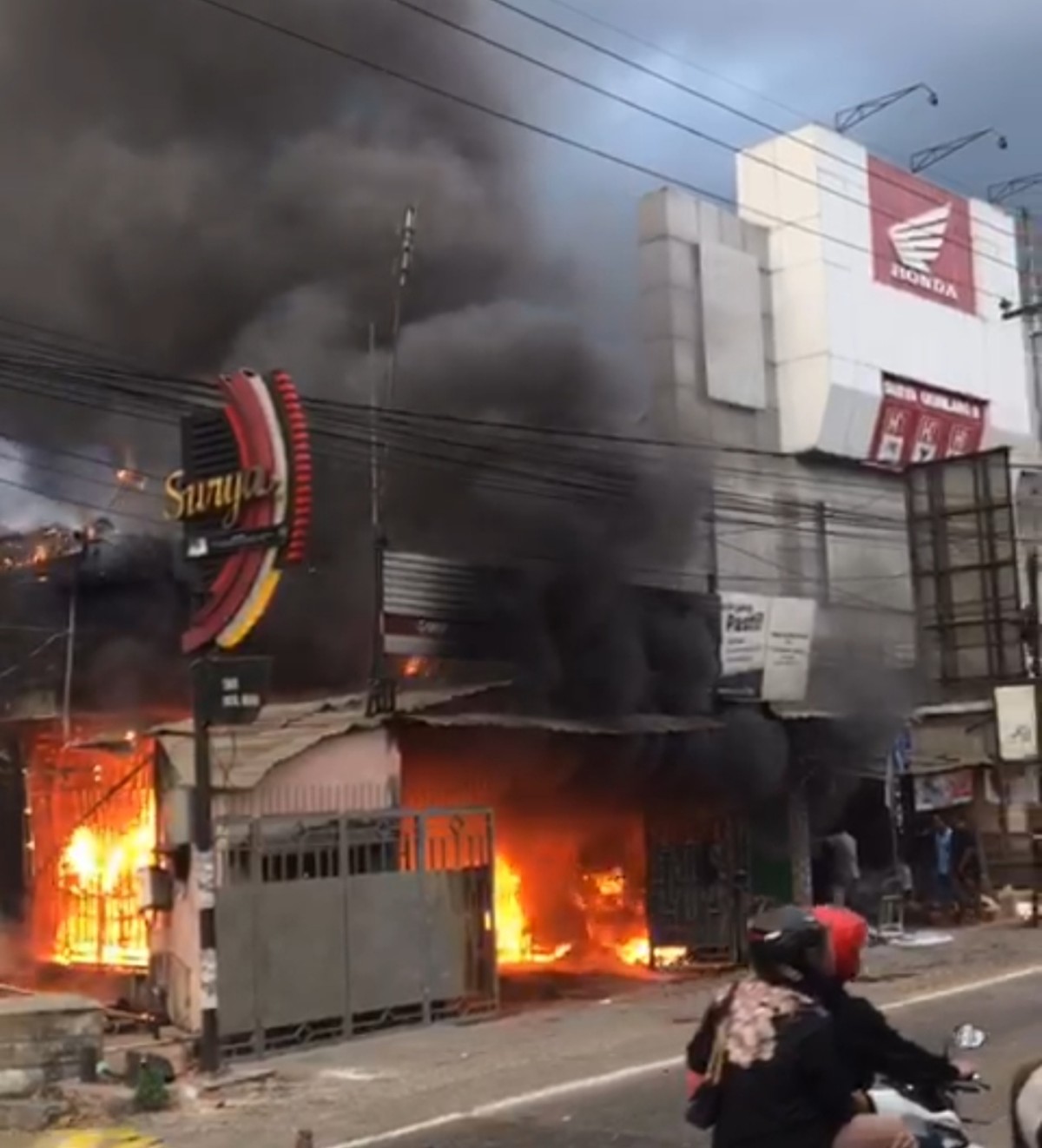 Kondisi toko dan gudang sembako milik warga Lamongan yang terbakar. (Foto : Damkar Lamongan for jatimnow.com)