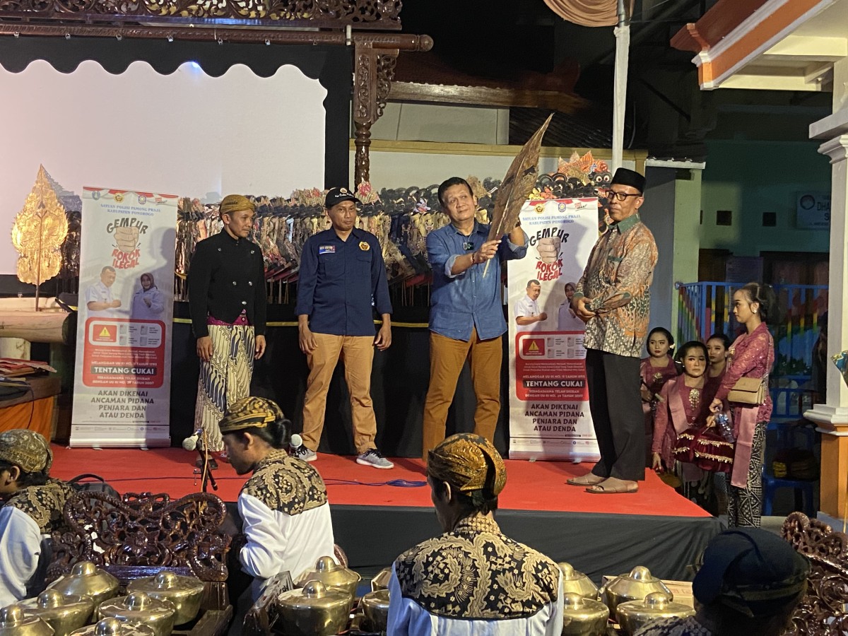 Wayangan di Desa Siman, Satpol PP Ponorogo sampaikan pesan pentingnya menggempur rokok ilegal. (Foto: Ahmad Fauzan/jatimnow.com)