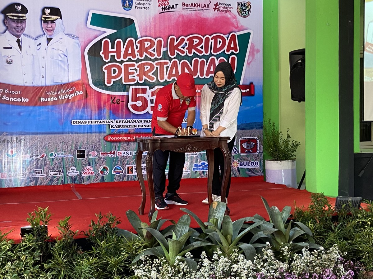 Bupati Sugiri Sancoko saat menandatangani kerjasama dengan PT. Jasindo. (Foto: Ahmad Fauzan/jatimnow.com)