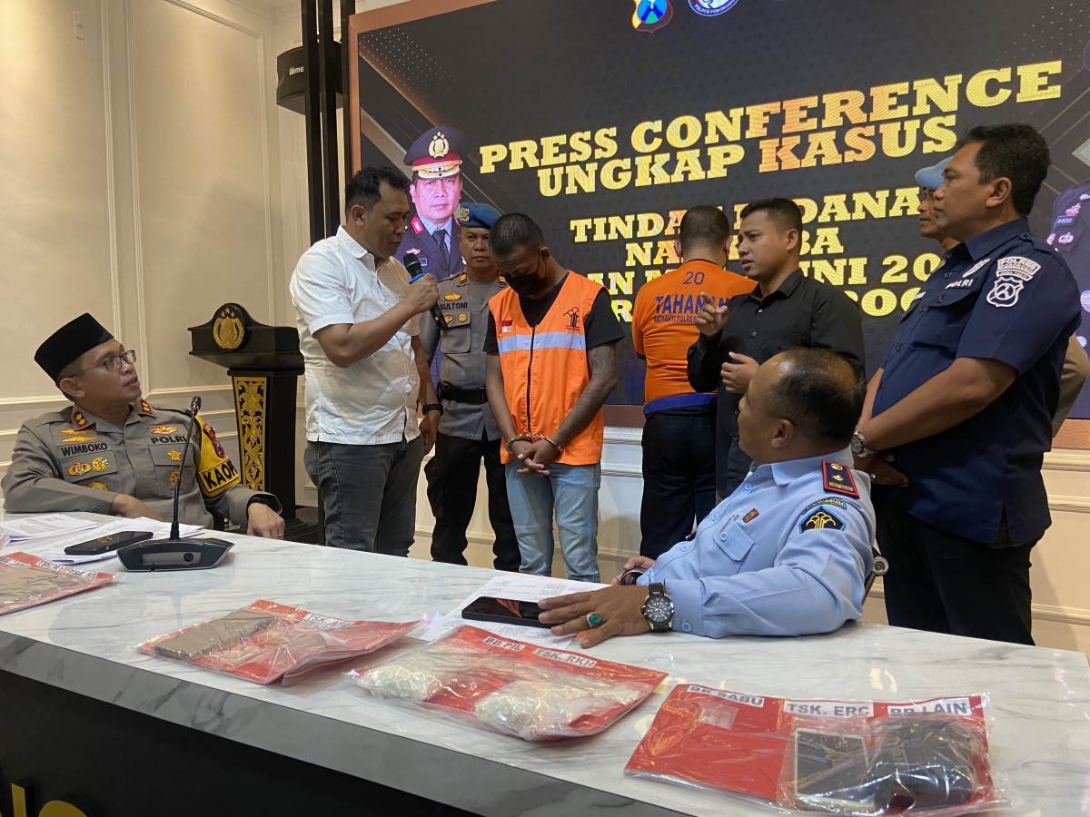 Tersangka penyelundupan sabu dalam Rutan Ponorogo saat di Mapolres Ponorogo. (Foto: Ahmad Fauzan/jatimnow.com)