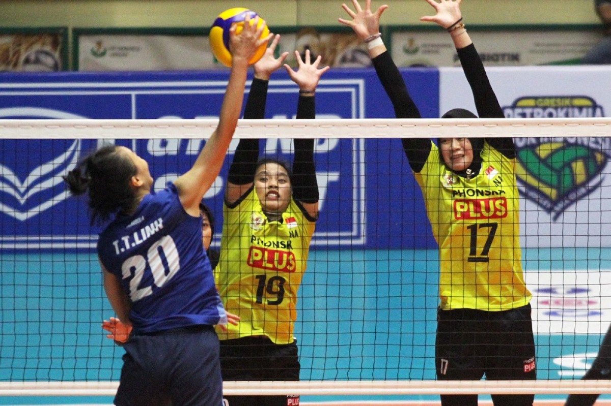 Pertandingan final AVC Challenge Cup 2023 antara Indonesia (kuning) melawan Vietnam. (Foto-foto: Sahlul Fahmi/jatimnow.com)