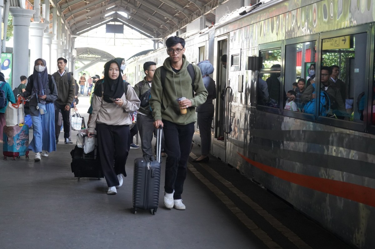 Penumpang jarak jauh saat berangkat dari KAI Daop 8 Surabaya (Foto: Daop 8 Surabaya/jatimnow.com)