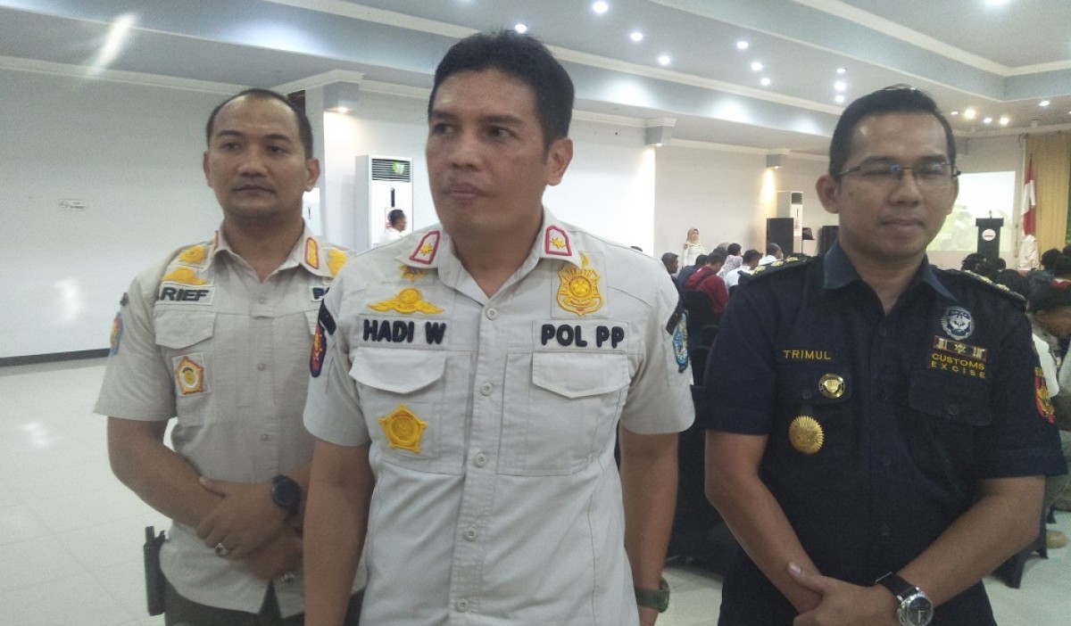 Kepala Satpol PP Jatim M Hadi Wawan Guntoro saat memberikan keterangan usai sosialisasi ketentuan perundangan-undangan tentang cukai untuk memberantas peredaran rokok. (Foto: Misbahul Munir/jatimnow.com)