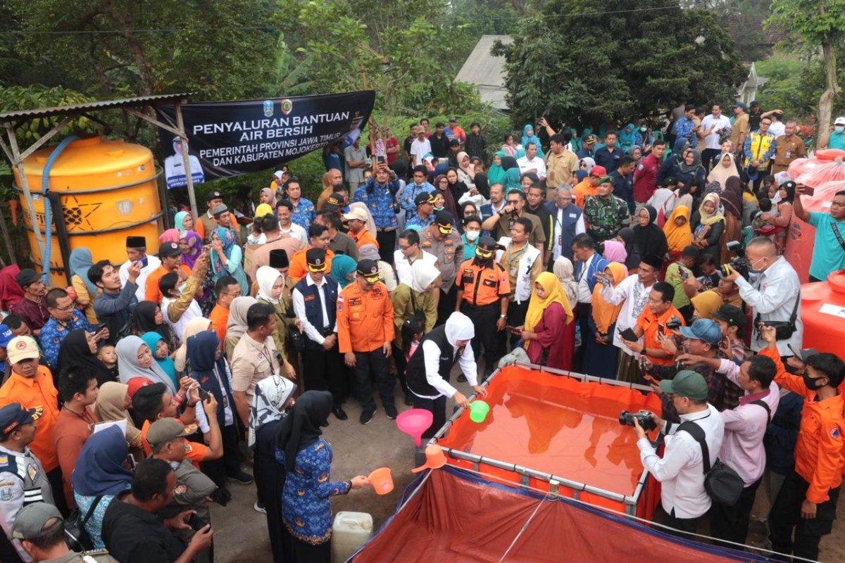 Gubernur Khofifah Indar Parawansa membantu warga di Kabupaten Mojokerto untuk mendapatkan air bersih. (Foto: Humas Pemprov Jatim/jatimnow.com)