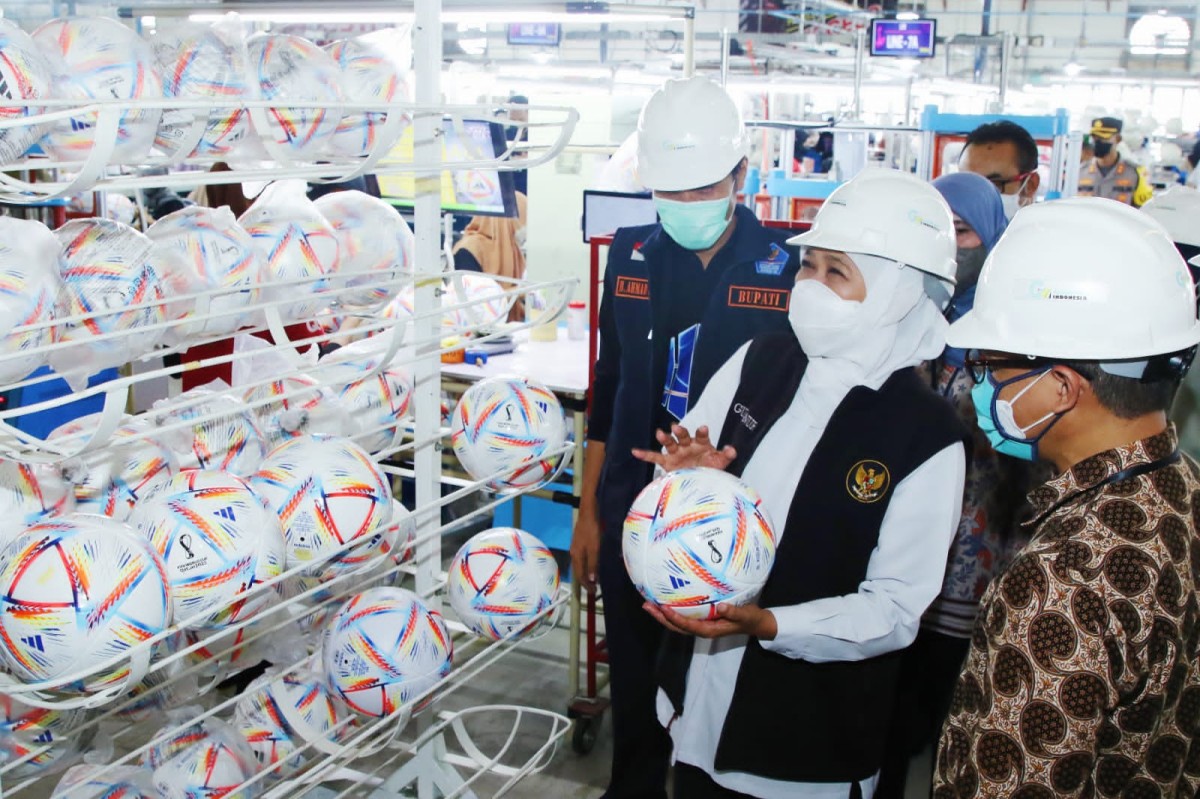 Khofifah saat meninjau produk ekspor asal Jatim (Foto: Pemprov Jatim for jatimnow.com)