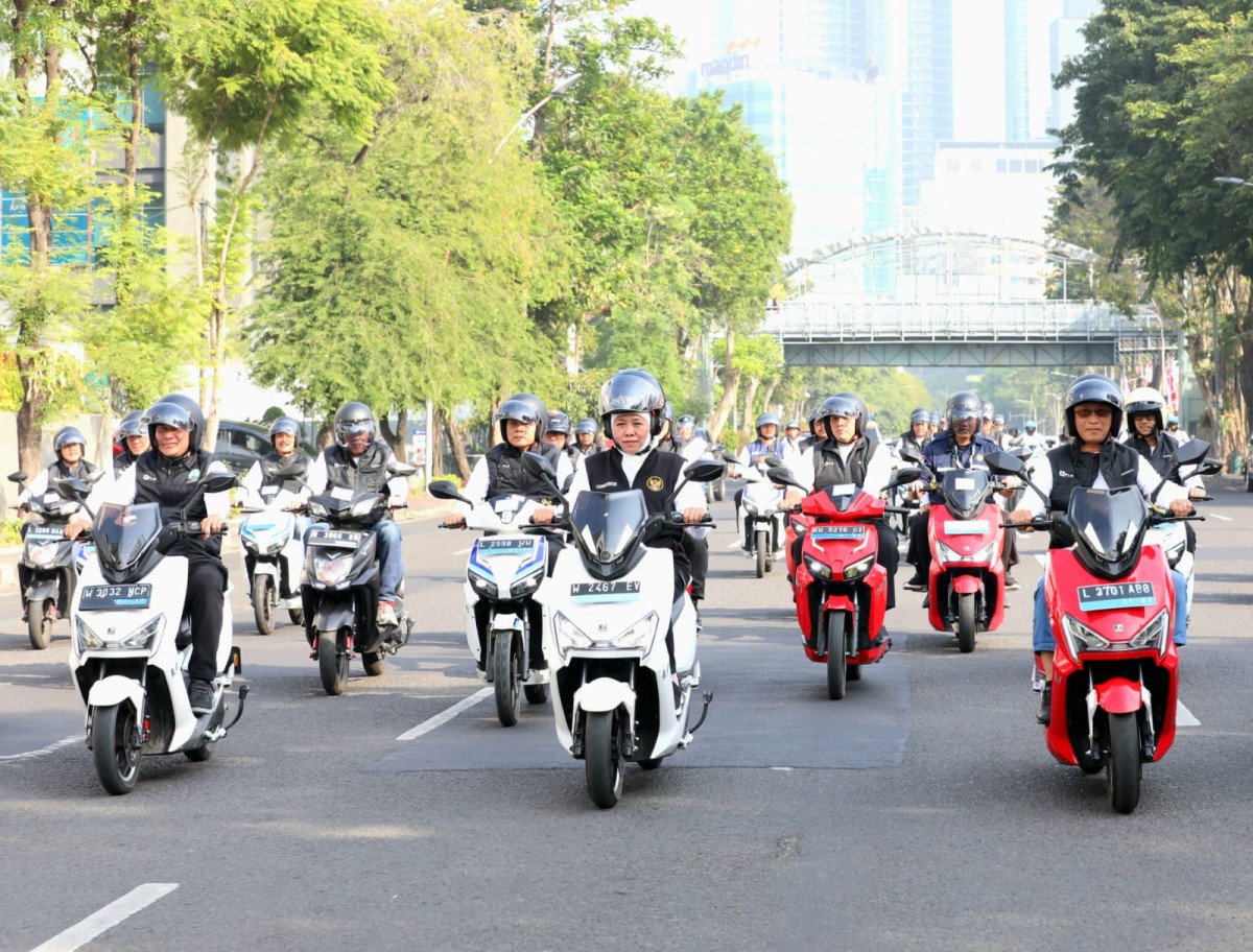 Gubernur Jawa Timur Khofifah Indar Parawansa mengendarai motor listrik. (Foto: Humas Pemprov Jatim for jatimnow.com)