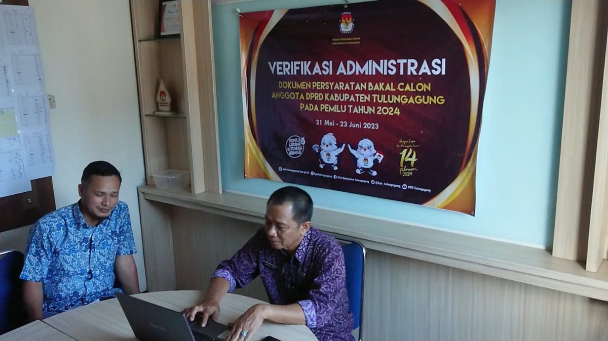 Petugas KPU Tulungagug saat melakukan verifikasi administrasi berkas Bacaleg. (Foto: Bramanta Pamungkas/jatimnow.com)