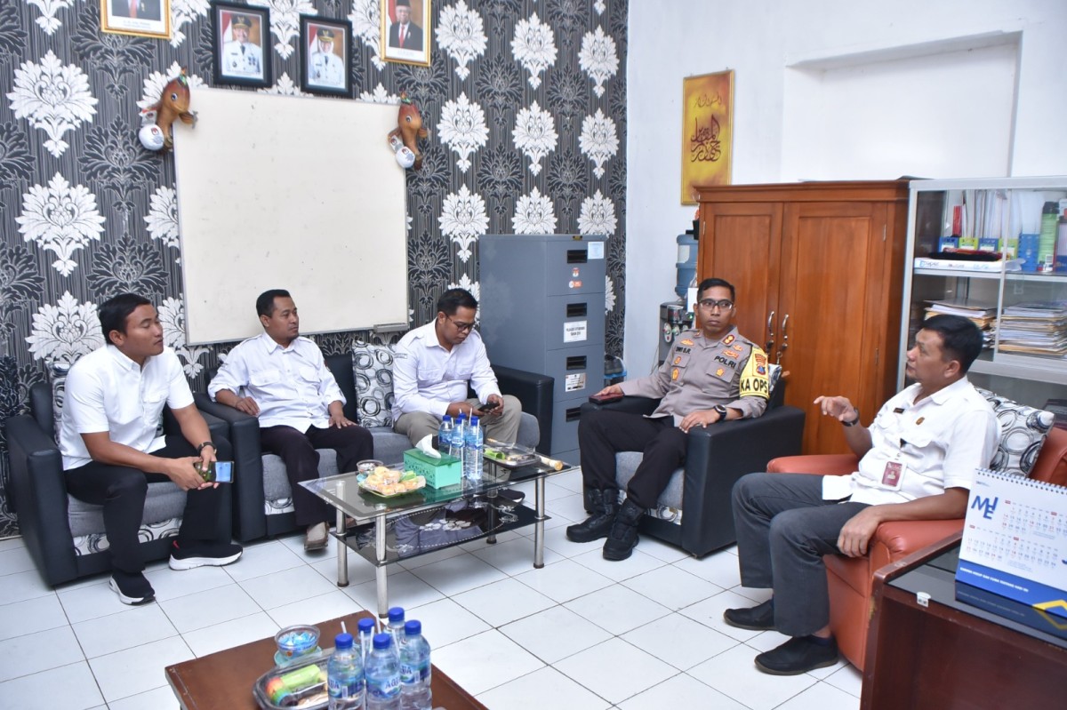 Pertemuan Kapolres Situbondo AKBP Dwi Sumrahadi Rakhmanto dengan Ketua KPU Marwoto. (Foto: Humas Polres Situbondo)