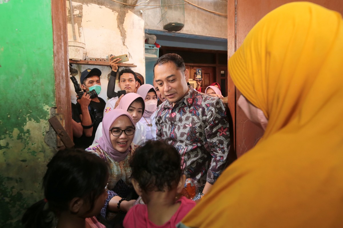 Wali Kota Surabaya Eri Cahyadi bersama Ketua TP PKK Surabaya Rini Indriyani mendatangi langsung rumah keluarga Choirul-Yuyun di Jalan Bulak Rukem Timur. (Foto: Humas Pemkot Surabaya)