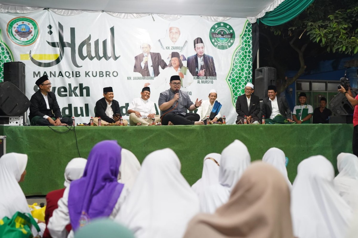 Mas Dhito menghadiri acara Manakib Kubro, Haul Syaikh Abdul Qodir Jailani dan pengajian yang bertempat di Masjid Al Fattah, Desa Lamong, Kecamatan Badas. (Foto: Pemkab Kediri)
