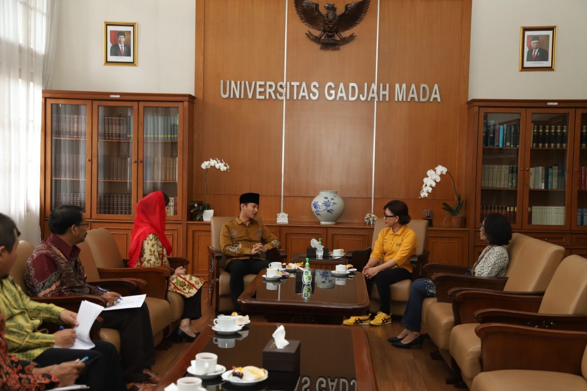 Bupati Trenggalek, Mochamad Nur Arifin beserta Ketua TP PKK Trenggalek, Novita Hardini saat bertemu dengan Rektor UGM Yogyakarta. (Foto: Prokopim Trenggalek/jatimnow.com)