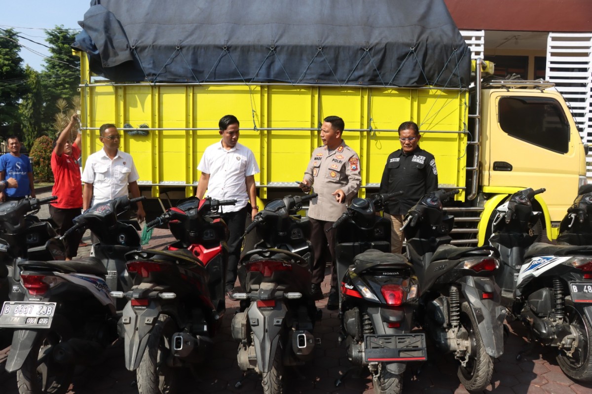 Baran bukti truk serta 14 motor bodong yang diamankan polisi. (Foto: Mahfud Hidayatullah/jatimnow.com)