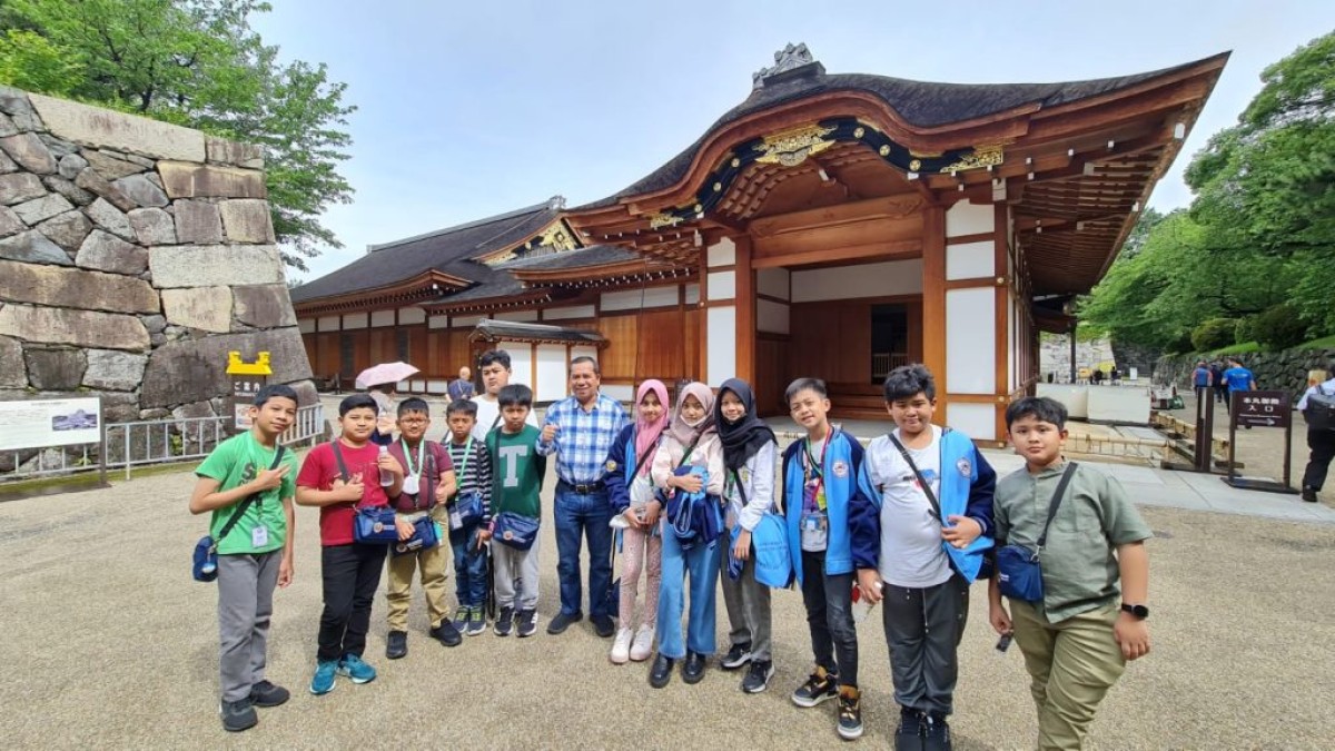 12 siswa Mudipat saat berkunjung ke Jepang. (Foto: Humas Mudipat for jatimnow.com)