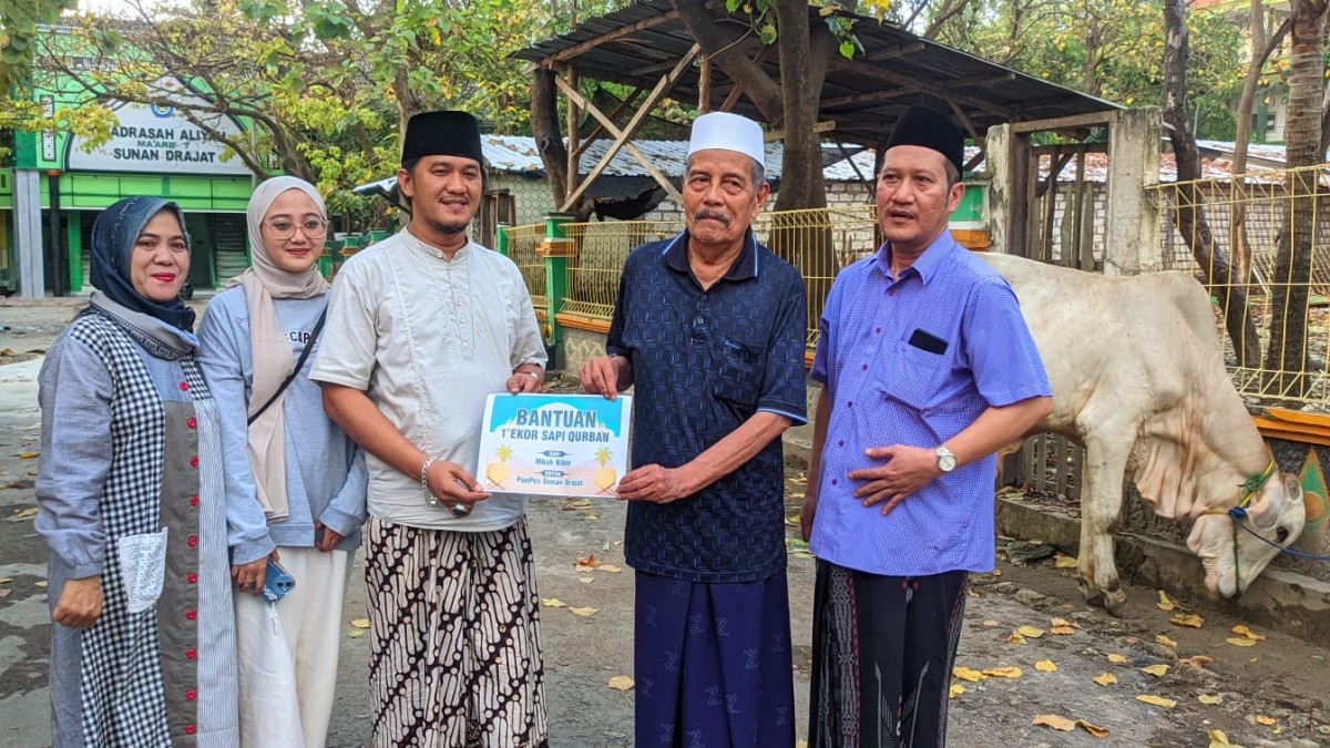 Kh. Abdul Ghofur pengasuh Ponpes Sunan Drajat Lamongan saat menerima bantuan hewan kurban. (Foto : Adyad Ammy Iffansah/jatimnow.com)
