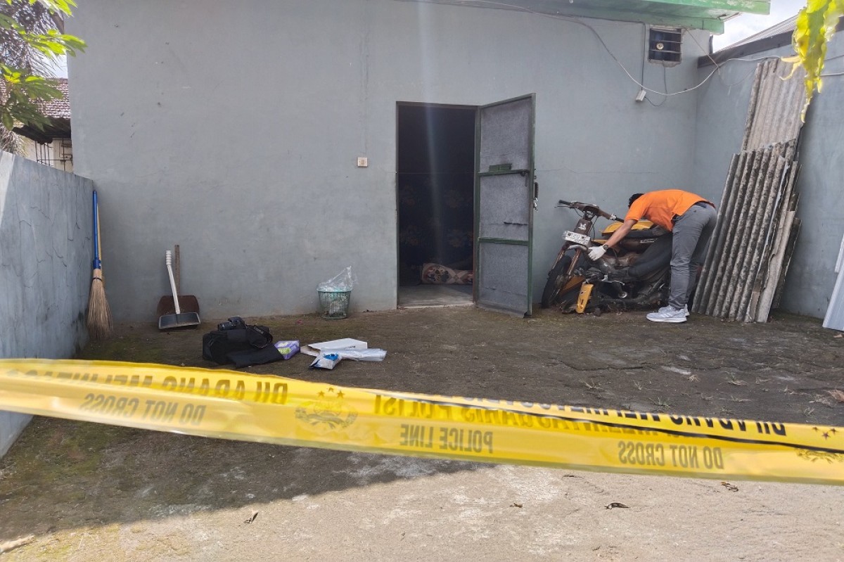 Polisi saat melakukan olah TKP lanjutan. (Foto: Bramanta Pamungkas/jatimnow.com)