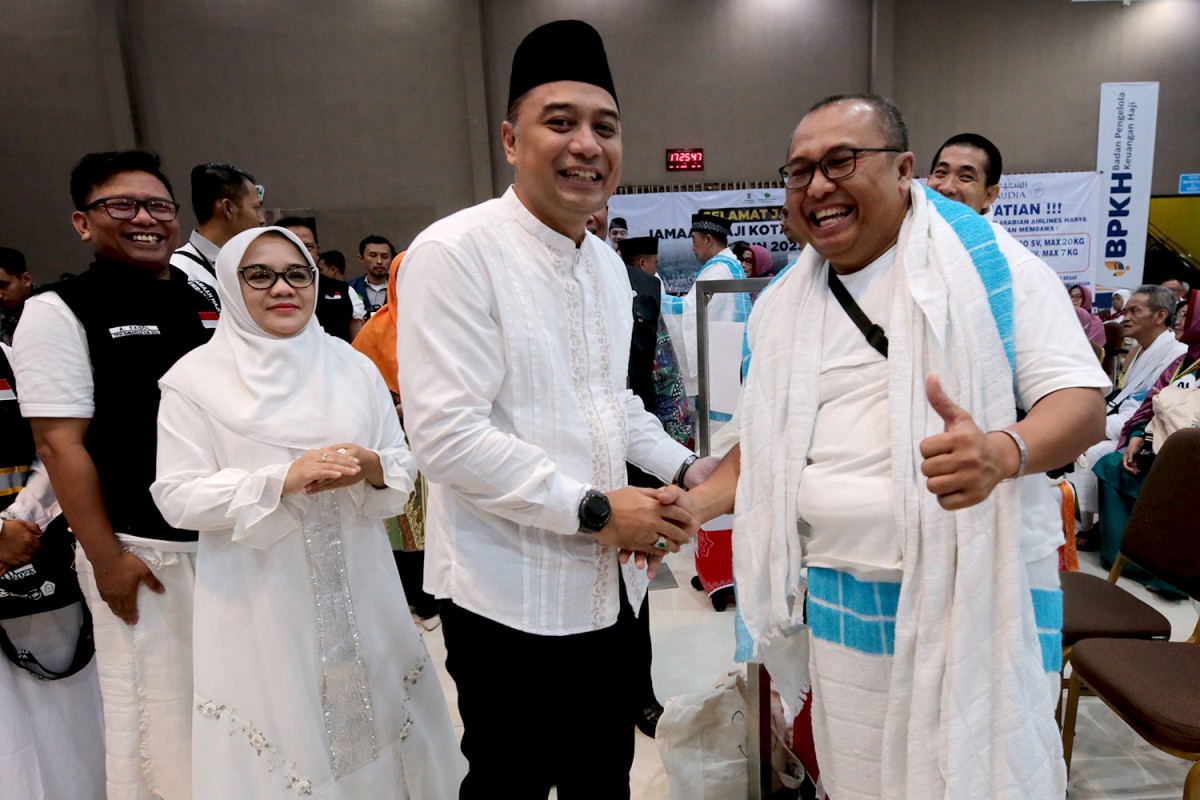 Eri Cahyadi saat menyematkan titipan ke salah satu CJH asal Surabaya (Foto: Humas Pemkot Surabaya/jatimnow.com)