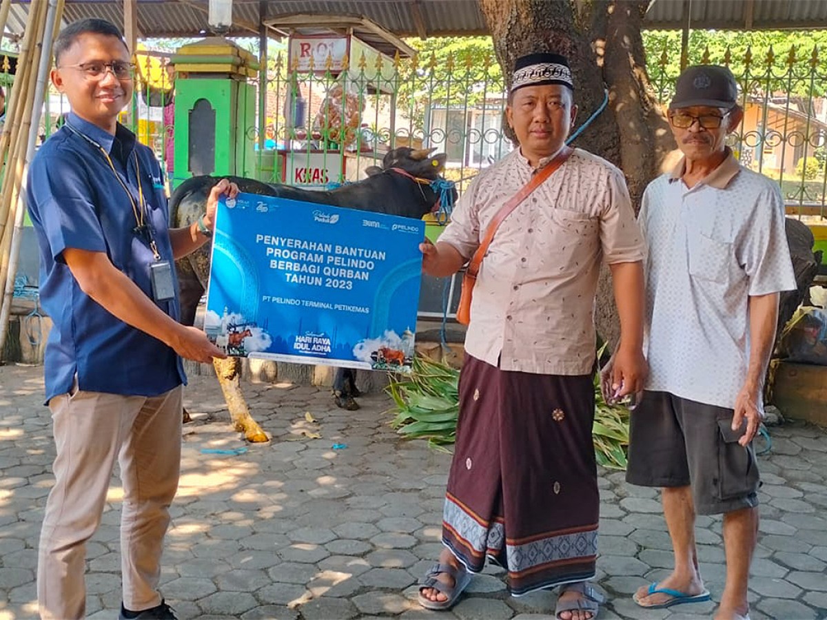 Penyerahan hewan kurban oleh PT. Pelindo Terminal Petikemas. (Foto: PT. Pelindo Terminal Petikemas/jatimnow.com)