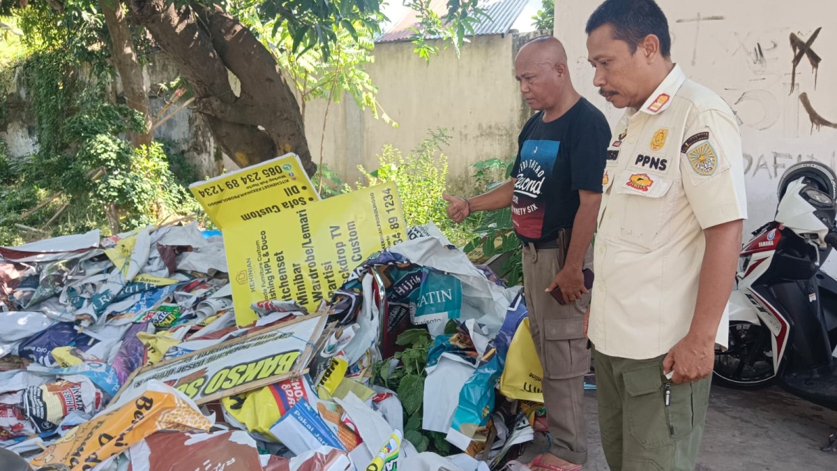 Ratusan reklame yang ditertibkan Satpol PP Kota Probolinggo. (Foto: Mahfud Hidayatullah/jatimnow.com)