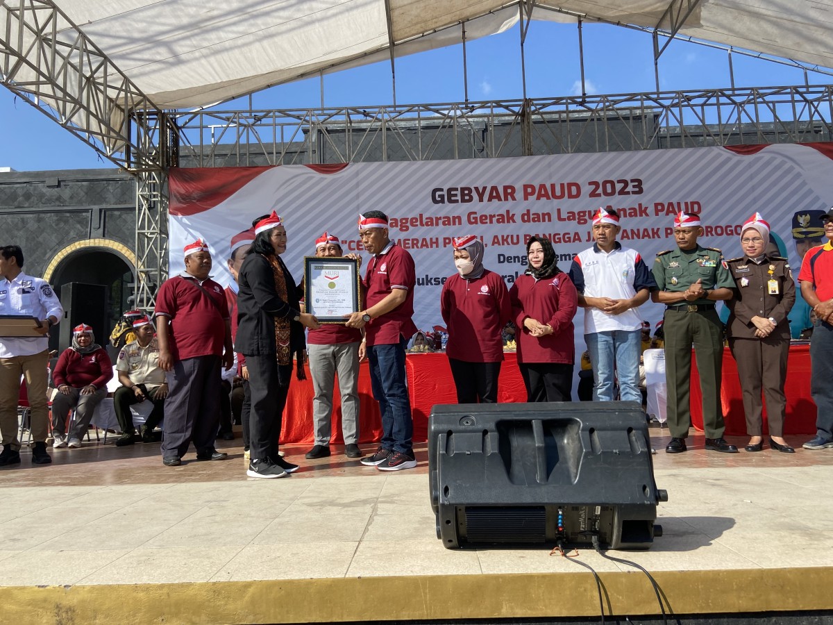 Pemecahan rekor MURI melibatkan belasan ribu siswa PAUD di Kabupaten Ponorogo. (Foto: Ahmad Fauzani/jatimnow.com)