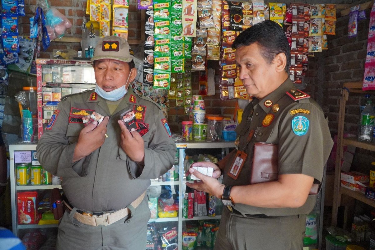 Satpol PP Kabupaten Ponorogo dan Bea Cukai Madiun saat menggelar razia rokok ilegal. (Foto: Satpol PP Ponorogo/jatimnow.com)