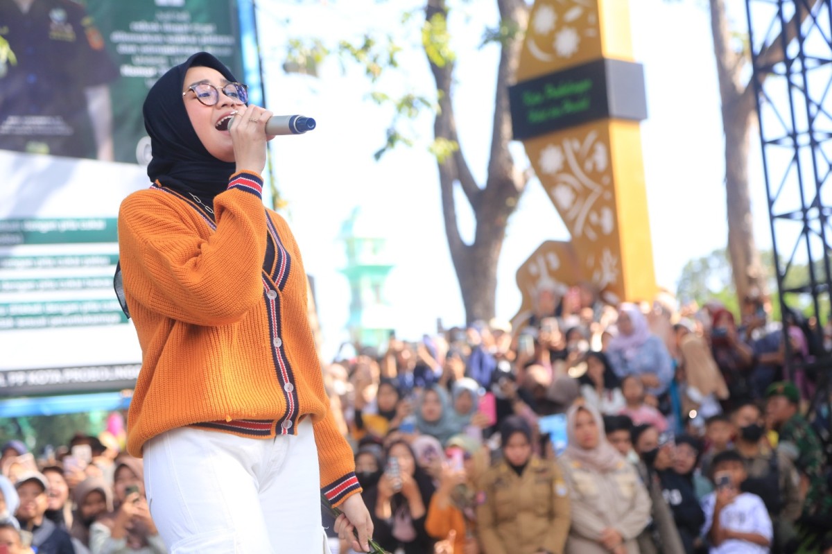 Salma saat menyanyi di Alun Alun Kota Probolinggo. (Foto: Humas Pemkot Probolinggo)