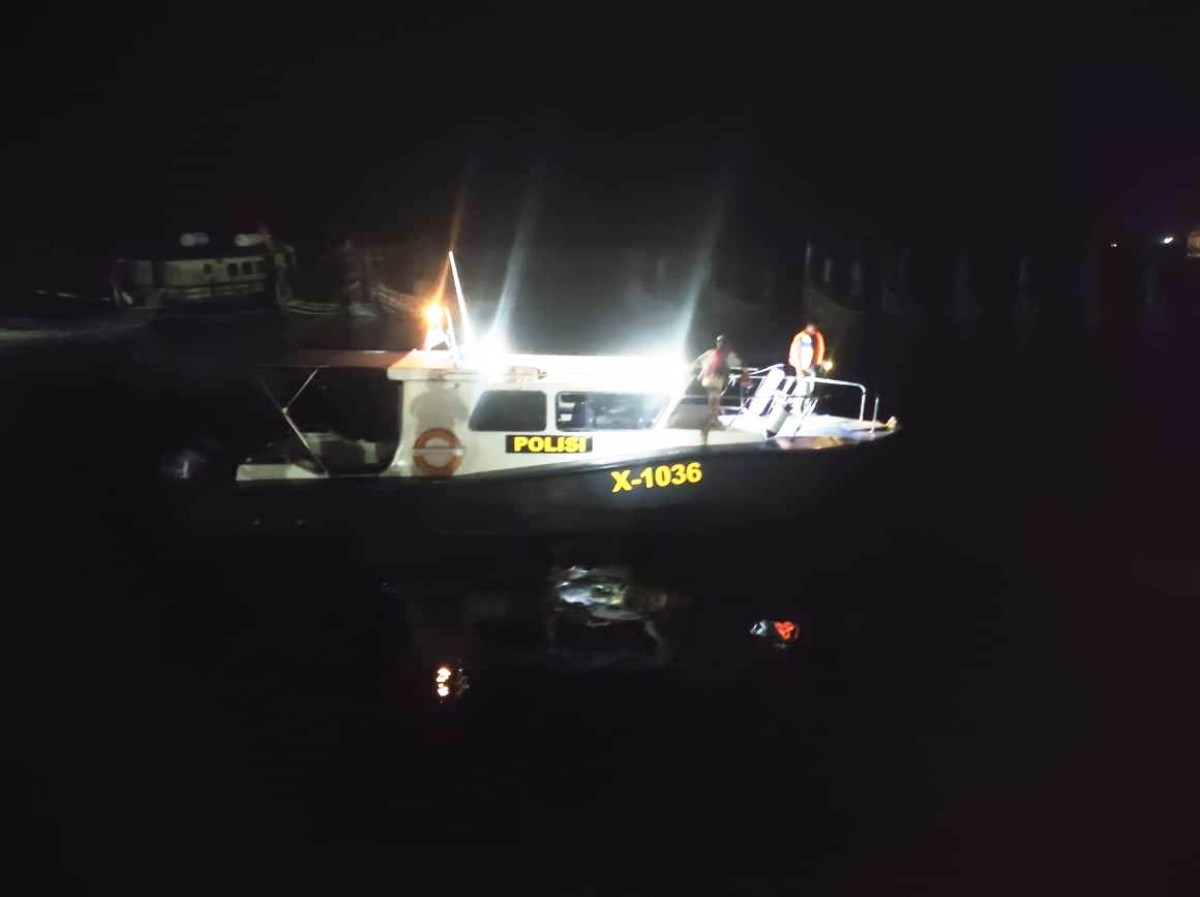 Proses evakuasi KLM Tunas abadi. (Foto-foto: Humas Polres Situbondo)